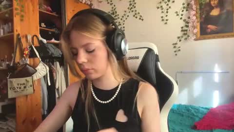 Snapshot of alliehulick chatting on 06.21.26 Kara online show from 06.21.26
