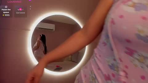 Snapshot of allisonpariss chatting on 10.23.25 alison online show from 10.23.25