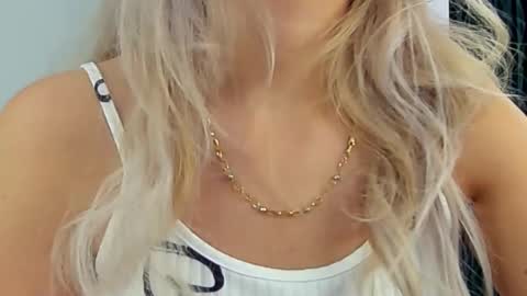 Snapshot of allisonsweetie chatting on 10.27.25 AllisonSweetie online show from 10.27.25