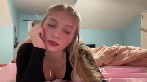Snapshot of allisontaylorxo chatting on 10.22.25 allisontaylorxo online show from 10.22.25