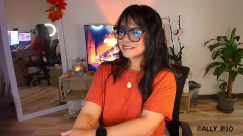 Snapshot of ally_riso chatting on 11.05.25 Ally help me reach 100 satisfaid online show from 11.05.25