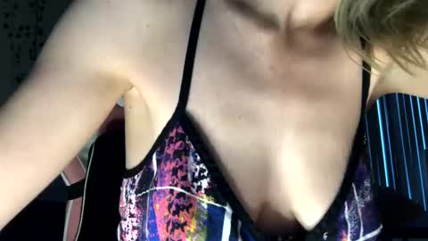 Snapshot of allyoursss1212 chatting on 10.04.25 Ally Girl In Her Ally World online show from 10.04.25