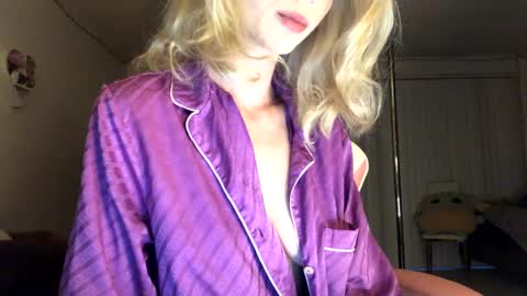 Snapshot of allyoursss1212 chatting on 10.09.25 Ally Girl In Her Ally World online show from 10.09.25