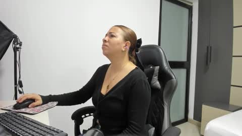 Snapshot of alma_fenix chatting on 09.25.25 ALMA FENIX online show from 09.25.25