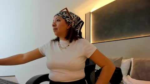 Snapshot of alma_fenix chatting on 10.18.25 ALMA FENIX online show from 10.18.25