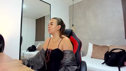 Snapshot of alma_fenix chatting on 10.22.25 ALMA FENIX online show from 10.22.25