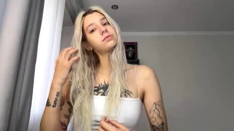 Snapshot of almetazorc chatting on 10.01.25 Arina online show from 10.01.25