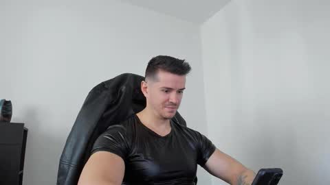 Snapshot of alphagodleatherking92 chatting on 09.25.25 LeatherMaster online show from 09.25.25