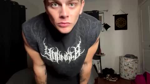 Snapshot of alphavibesxxx chatting on 11.04.25 AlphaVibesXXX - Master Levi Mistress Kat online show from 11.04.25