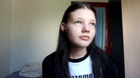 Snapshot of alverabejaran chatting on 07.30.26 Emma online show from 07.30.26