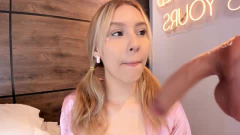 Snapshot of alyamonroe chatting on 10.21.25 Alya online show from 10.21.25