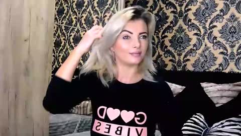 Snapshot of alyblonde chatting on 01.19.25 aly online show from 01.19.25