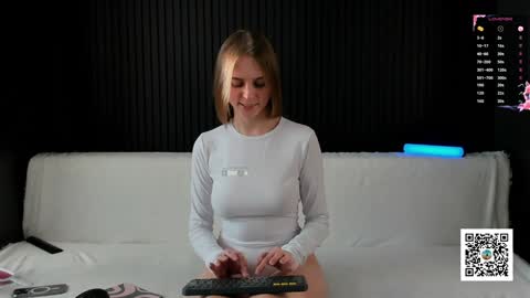 Snapshot of alyona_24 chatting on 01.20.25 Alena online show from 01.20.25