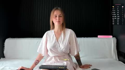 Snapshot of alyona_24 chatting on 09.21.25 Alena online show from 09.21.25