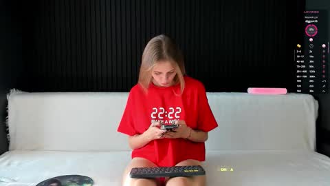 Snapshot of alyona_24 chatting on 09.22.25 Alena online show from 09.22.25