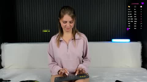 Snapshot of alyona_24 chatting on 10.27.25 Alena online show from 10.27.25