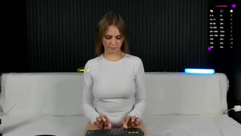 Snapshot of alyona_24 chatting on 11.19.25 Alena online show from 11.19.25