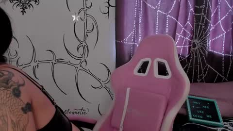 Snapshot of alyxroses chatting on 06.21.26 online show from 06.21.26