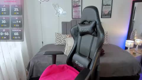 Snapshot of amaia_monet chatting on 10.06.25 Hi Im AmaiaHelp me reach 100 likes online show from 10.06.25