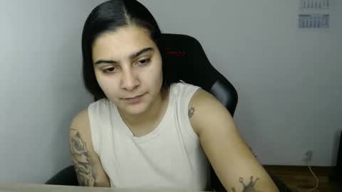 The queen of the biceps  online show from 01.15.26