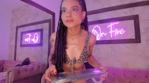 Snapshot of ambaar_moon_ chatting on 10.27.25 Ambar online show from 10.27.25