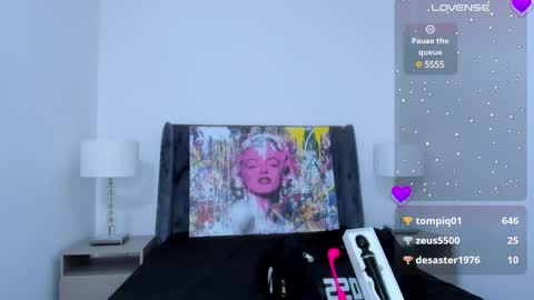 Snapshot of amber_adams_ chatting on 12.17.24 Amber online show from 12.17.24