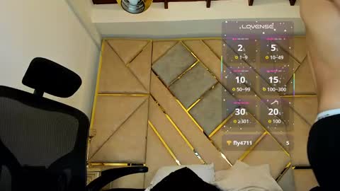 Snapshot of amber_adams_ chatting on 10.05.25 Amber online show from 10.05.25