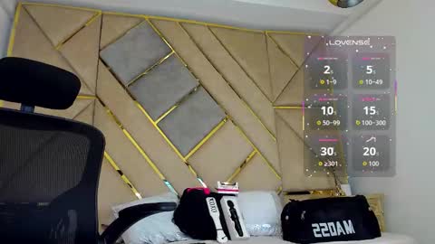 Snapshot of amber_adams_ chatting on 10.12.25 Amber online show from 10.12.25