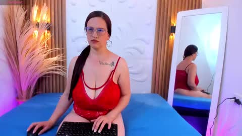 Snapshot of amber_bms chatting on 11.19.25 MIA online show from 11.19.25