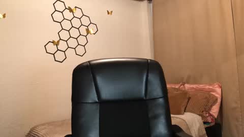 Snapshot of amelia___hall chatting on 11.08.25 Amelia online show from 11.08.25