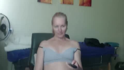 Snapshot of amelly777 chatting on 04.17.26 amelly777 online show from 04.17.26