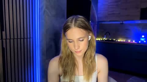 Snapshot of amily_sunray chatting on 05.19.26 Amily online show from 05.19.26