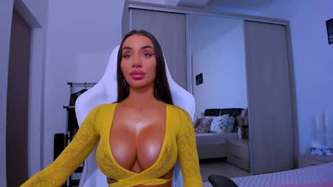 Snapshot of amiracataleya chatting on 01.20.25 Arinna online show from 01.20.25