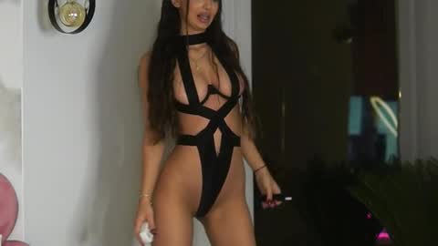 Snapshot of amiraveyl chatting on 10.11.25 Amiraveyl online show from 10.11.25