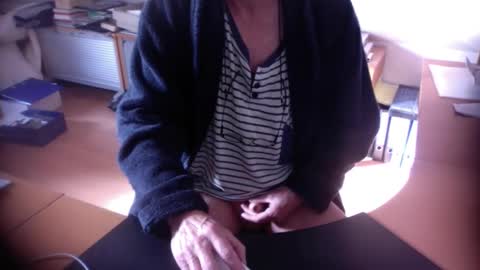 Snapshot of amor2200 chatting on 11.02.25 Amor2200 online show from 11.02.25