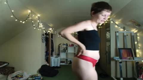 Snapshot of amoramystic chatting on 10.16.25 Amora Mystic online show from 10.16.25