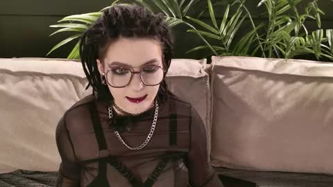 Snapshot of amorefae chatting on 04.28.26 amore online show from 04.28.26