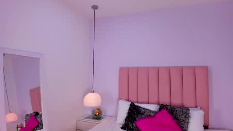 Snapshot of amy_ferreira chatting on 11.11.25 Aleja online show from 11.11.25