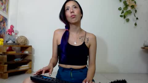 Snapshot of amy_mur chatting on 10.21.25 amy mur online show from 10.21.25