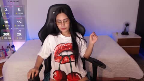 Snapshot of amy_stiward chatting on 10.12.25 Mia Cristancho online show from 10.12.25