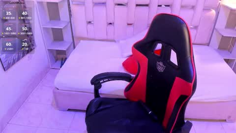 Snapshot of amyevan_ chatting on 10.11.25 amyevan_ online show from 10.11.25