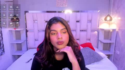 Snapshot of amyevan_ chatting on 10.14.25 amyevan_ online show from 10.14.25