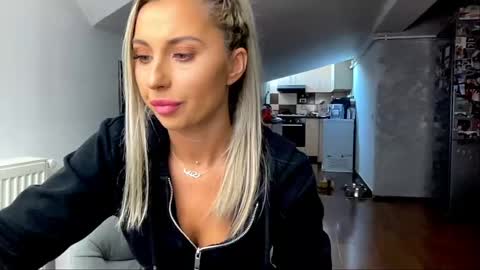 amyroberta92 online show from 12.19.24