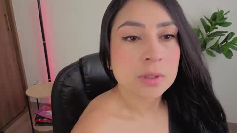 Snapshot of amyross1 chatting on 10.11.25 Aleja online show from 10.11.25