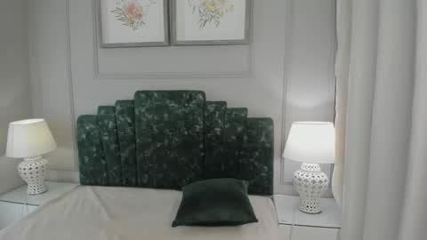 Snapshot of ana_beckett chatting on 10.24.25 Ana online show from 10.24.25