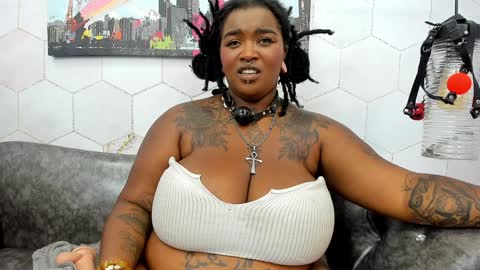 Snapshot of anaa_fuentes chatting on 02.08.25 ANNA FUENTES online show from 02.08.25