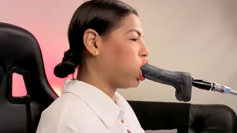 Snapshot of anabel693 chatting on 09.28.25 anabel alice gandara online show from 09.28.25