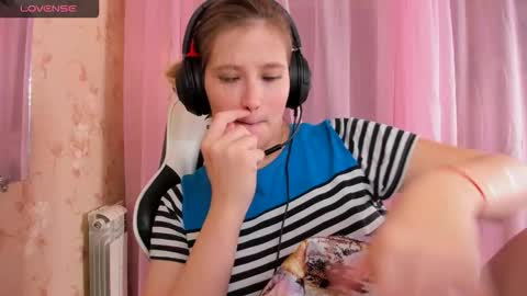 Snapshot of anabelmelody chatting on 11.06.25 AnabelMelody online show from 11.06.25