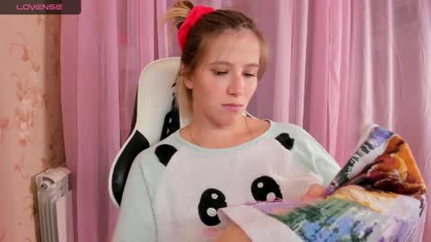 Snapshot of anabelmelody chatting on 11.16.25 AnabelMelody online show from 11.16.25