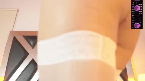 Snapshot of anacooperr_ chatting on 10.28.25 Ana Sofia Cooper online show from 10.28.25